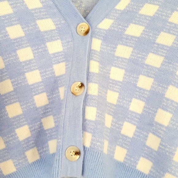 Women's Cropped Gingham Plaid Spring Cardigan - Picture 4 of 8